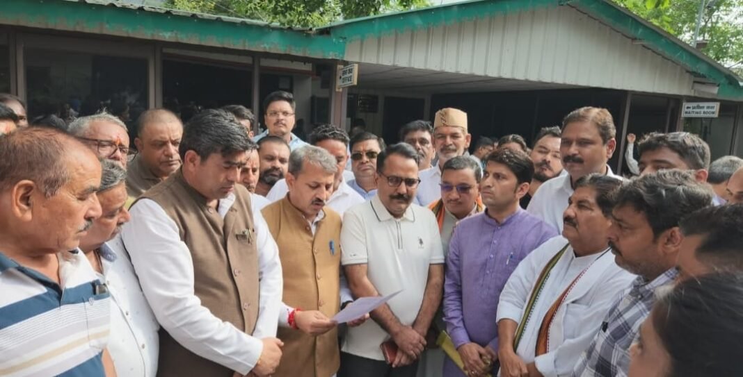 कांग्रेस नेताओं की अभद्रता के खिलाफ डी एम को ज्ञापन कांग्रेस नेताओं की अभद्रता के खिलाफ डी एम को ज्ञापन