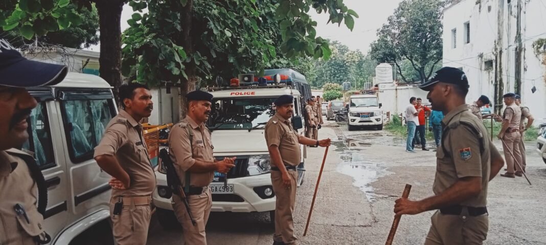 रुद्रपुर में पुलिस अलर्ट,कोतवाली में जिले भर का पुलिस फोर्स बुलाया, पीएसी भी बुलाई गई रुद्रपुर में पुलिस अलर्ट,कोतवाली में जिले भर का पुलिस फोर्स बुलाया, पीएसी भी बुलाई गई