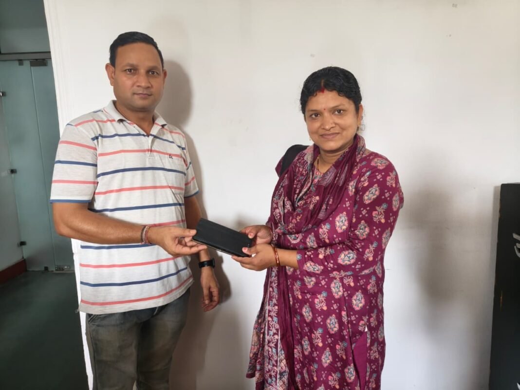 गुम मोबाइल ने मिलाया खाकी और जनता का भरोसा गुम मोबाइल ने मिलाया खाकी और जनता का भरोसा