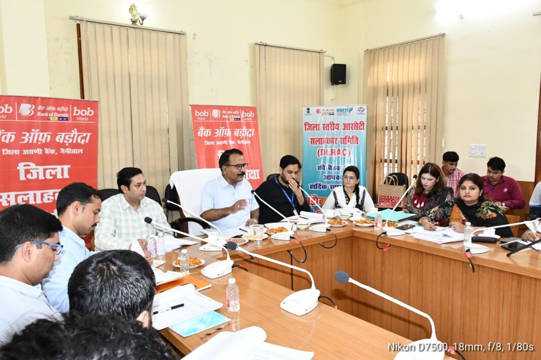 किसानों को कर्ज में नहीं, कमाई में आगे बढ़ाएं बैंक : डीएम किसानों को कर्ज में नहीं, कमाई में आगे बढ़ाएं बैंक : डीएम