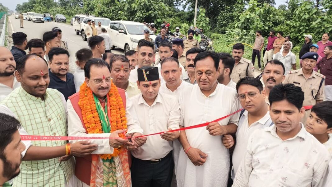 लालकुआं की नई पहचान: सांसद अजय भट्ट ने भव्य प्रवेश द्वार और तिरंगा लाइटों का किया लोकार्पण लालकुआं की नई पहचान: सांसद अजय भट्ट ने भव्य प्रवेश द्वार और तिरंगा लाइटों का किया लोकार्पण
