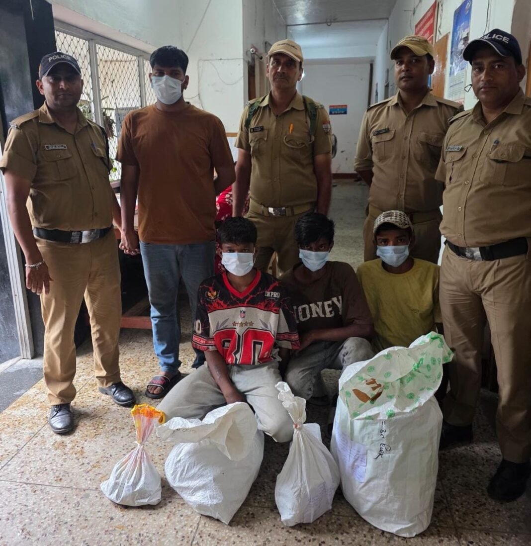 ताला तोड़कर चोरी करने वाले चार आरोपी गिरफ्तार, चोरी का माल बरामद ताला तोड़कर चोरी करने वाले चार आरोपी गिरफ्तार, चोरी का माल बरामद