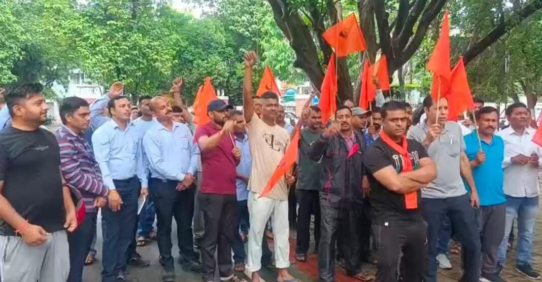 भारतीय मजदूर संघ का कलक्ट्रेट में प्रदर्शन,एडीएम को सौंपा ज्ञापन न्यूनतम वेतन 30 हजार करने समेत अन्य मांगें शामिल भारतीय मजदूर संघ का कलक्ट्रेट में प्रदर्शन,एडीएम को सौंपा ज्ञापन न्यूनतम वेतन 30 हजार करने समेत अन्य मांगें शामिल