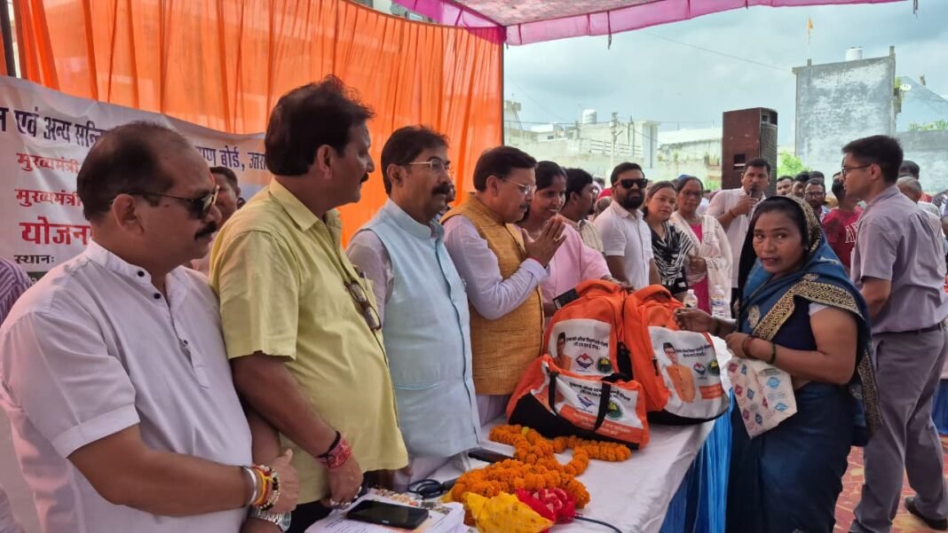 श्रमिकों के कल्याण और सम्मान के लिए प्रतिबद्ध है धामी सरकार: राजेश शुक्ला श्रमिकों के कल्याण और सम्मान के लिए प्रतिबद्ध है धामी सरकार: राजेश शुक्ला