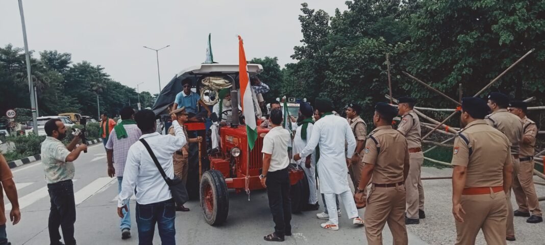 कलेक्ट्रेट कूच में किसानों का गेट पर रोके जाने पर पुलिस से झड़प,जिले भर के किसानों जुटना शुरू, हाईवे पर बैठे कलेक्ट्रेट कूच में किसानों का गेट पर रोके जाने पर पुलिस से झड़प,जिले भर के किसानों जुटना शुरू, हाईवे पर बैठे