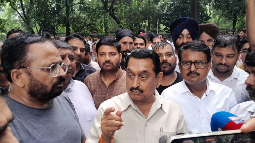 विधायक बेहड़ समेत बड़ी संख्या में कांग्रेसी पहुंचे एसएसपी दफ्तर,धरने पर बैठे विधायक बेहड़ समेत बड़ी संख्या में कांग्रेसी पहुंचे एसएसपी दफ्तर,धरने पर बैठे
