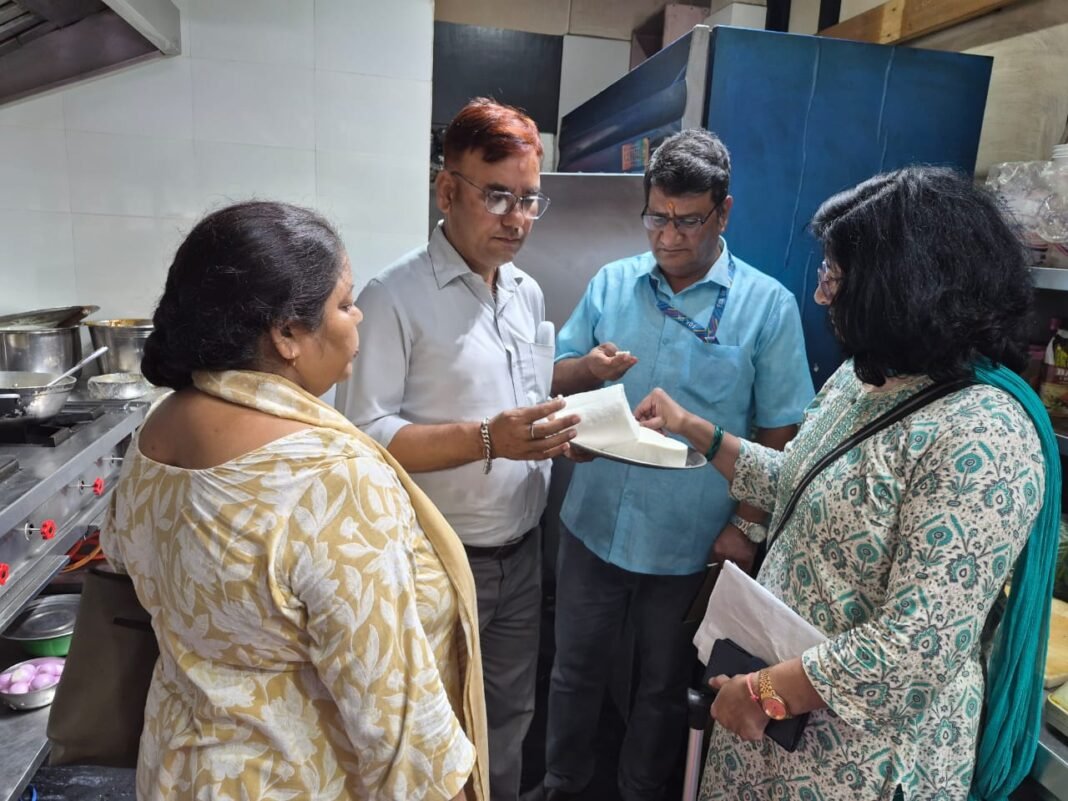 मिठाई की दुकानों, डेयरियों और रेस्टोरेंट में छापा, एक पर प्राथमिकी दर्ज की रक्षाबंधन से पहले मिलावटखोरों पर प्रशासन सख्त, रुद्रपुर में मिठाई-पनीर के छह सैंपल लिए मिठाई की दुकानों, डेयरियों और रेस्टोरेंट में छापा, एक पर प्राथमिकी दर्ज की रक्षाबंधन से पहले मिलावटखोरों पर प्रशासन सख्त, रुद्रपुर में मिठाई-पनीर के छह सैंपल लिए