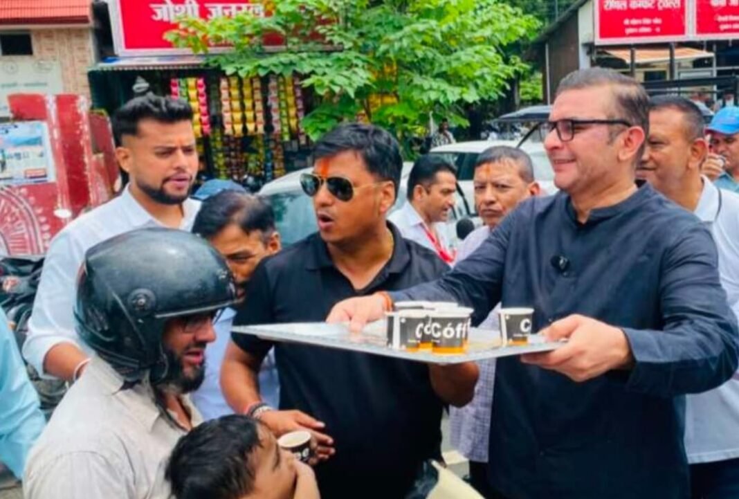 फीकी चाय पिलाकर महंगाई का किया विरोध फीकी चाय पिलाकर महंगाई का किया विरोध