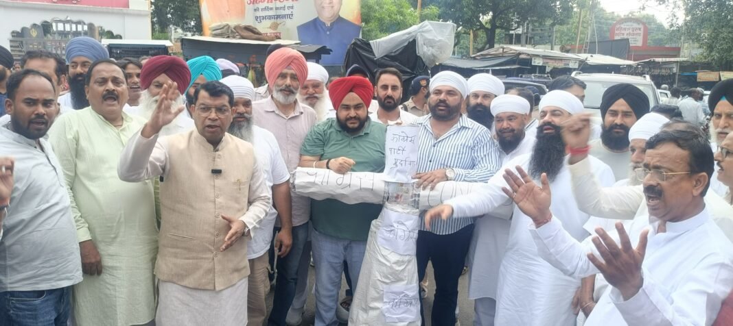 सज्जन कुमार के महिमामंडन पर कांग्रेस के खिलाफ सिख समाज व भाजपा का प्रदर्शन,कांग्रेस पार्टी का पुतला दहन किया सज्जन कुमार के महिमामंडन पर कांग्रेस के खिलाफ सिख समाज व भाजपा का प्रदर्शन,कांग्रेस पार्टी का पुतला दहन किया