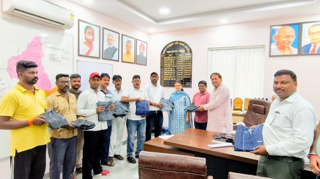 महापौर ने पर्यावरण मित्रों को वितरित किए रेनकोट कहा- स्वच्छता व्यवस्था की रीढ़ हैं पर्यावरण मित्र महापौर ने पर्यावरण मित्रों को वितरित किए रेनकोट कहा- स्वच्छता व्यवस्था की रीढ़ हैं पर्यावरण मित्र