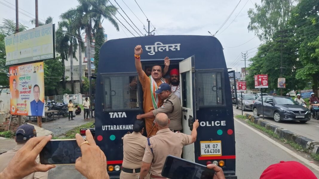 जिला अस्पताल की बदहाली पर सीएम को ज्ञापन देने जाने की तैयारी में पूर्व विधायक ठुकराल हिरासत में जिला अस्पताल की बदहाली पर सीएम को ज्ञापन देने जाने की तैयारी में पूर्व विधायक ठुकराल हिरासत में