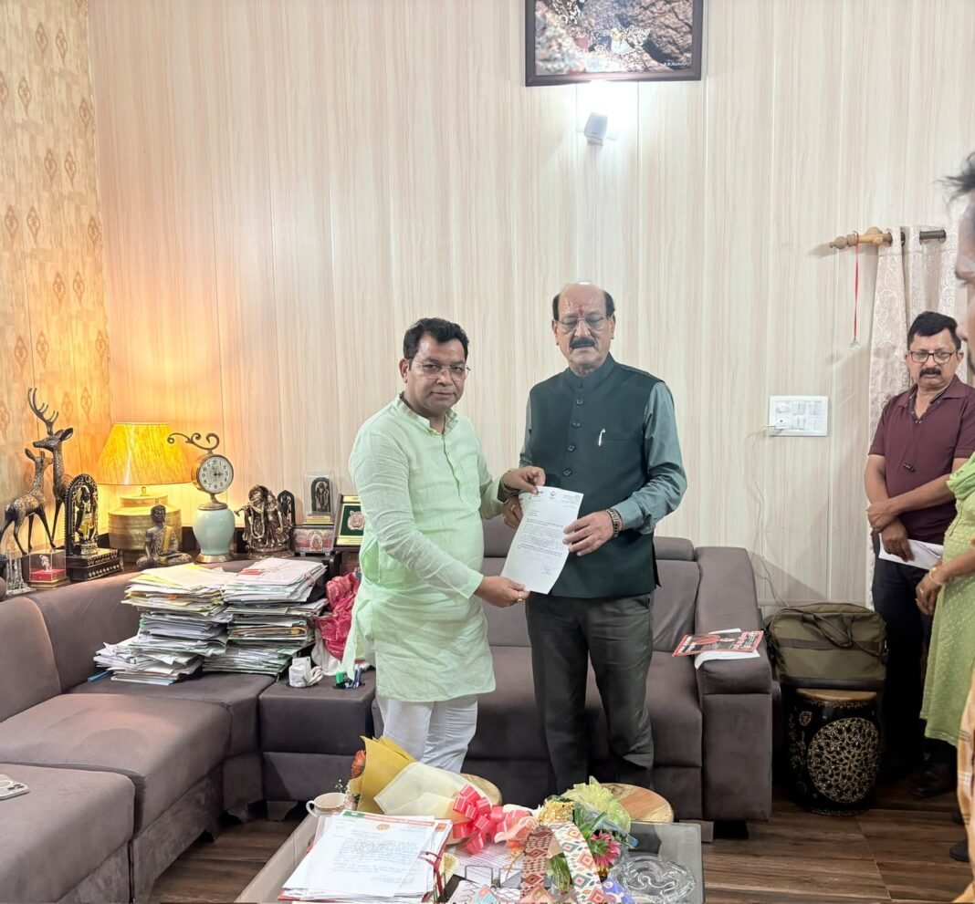 विधायक शिव पहुंचे देहरादून, स्वास्थ्य मंत्री उनियाल से मुलाकात की विधायक शिव पहुंचे देहरादून, स्वास्थ्य मंत्री उनियाल से मुलाकात की