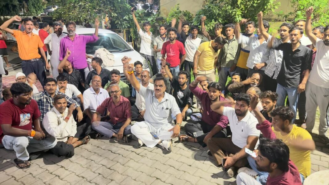 पुलिस ने लघु उद्योग व्यापार मंडल अध्यक्ष को लिया हिरासत में,चौकी में हंगामा,कई घंटे पूछताछ के बाद छोड़ा पुलिस ने लघु उद्योग व्यापार मंडल अध्यक्ष को लिया हिरासत में,चौकी में हंगामा,कई घंटे पूछताछ के बाद छोड़ा