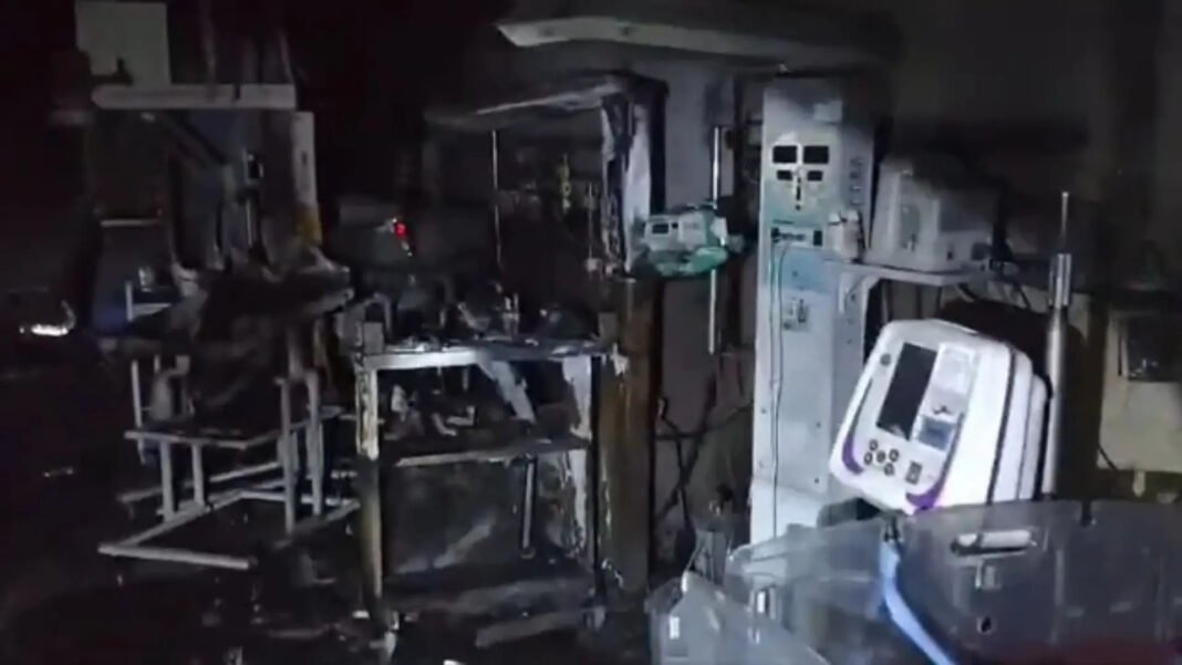 अमरावती अस्पताल के NICU में वेंटिलेटर फटने से आग, तीन नवजात की मौत अमरावती अस्पताल के NICU में वेंटिलेटर फटने से आग, तीन नवजात की मौत