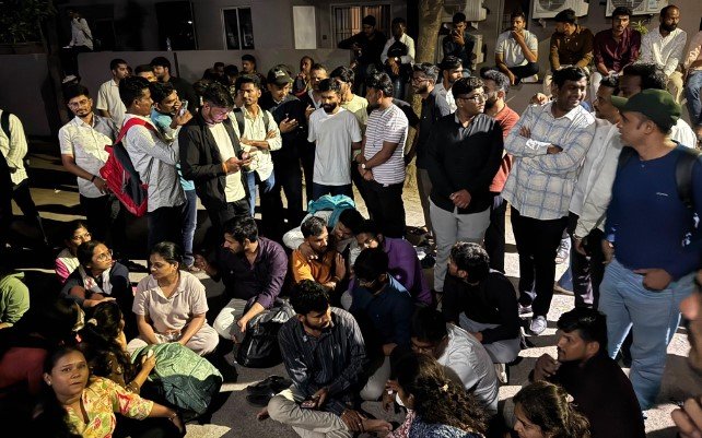 बांबे हाई कोर्ट के टाइपिंग टेस्ट में गड़बड़ी का आरोप, अभ्यर्थियों ने किया प्रदर्शन बांबे हाई कोर्ट के टाइपिंग टेस्ट में गड़बड़ी का आरोप, अभ्यर्थियों ने किया प्रदर्शन