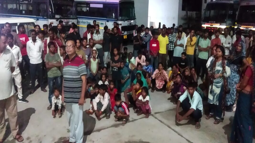 बस बनी ‘ट्रेन’: 168 यात्रियों को ठूंसकर ले जा रही थी बस, परमिट भी नहीं; परिवहन विभाग ने पकड़ा बस बनी ‘ट्रेन’: 168 यात्रियों को ठूंसकर ले जा रही थी बस, परमिट भी नहीं; परिवहन विभाग ने पकड़ा
