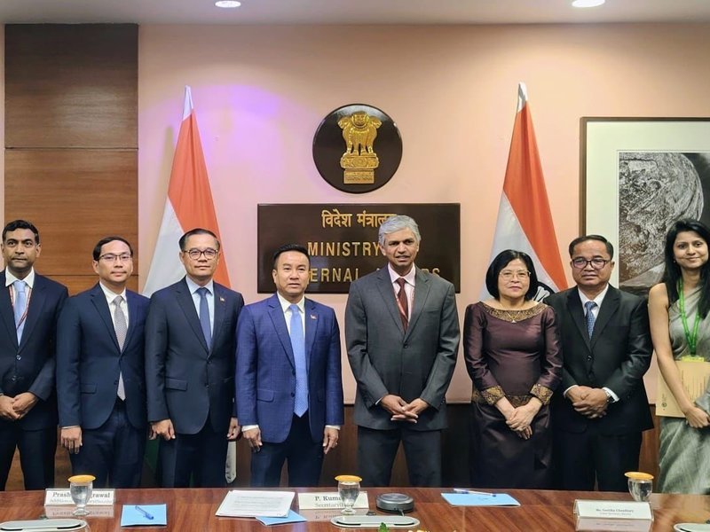 भारत-कंबोडिया के बीच द्विपक्षीय निवेश संधि पर वार्ता पूरी, निवेश और व्यापार को मिलेगी नई गति भारत-कंबोडिया के बीच द्विपक्षीय निवेश संधि पर वार्ता पूरी, निवेश और व्यापार को मिलेगी नई गति