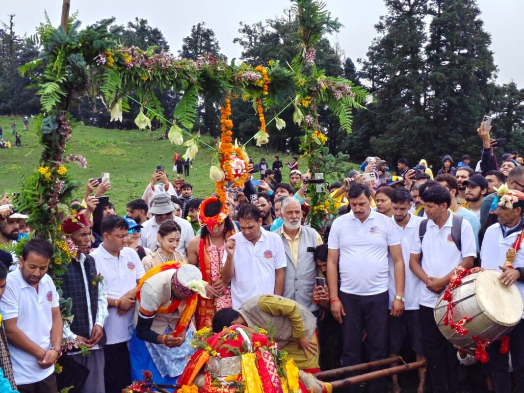 दयारा बुग्याल में दूध-मक्खन की होली, अनूठे अंदाज में मनाया बटर फेस्टिवल दयारा बुग्याल में दूध-मक्खन की होली, अनूठे अंदाज में मनाया बटर फेस्टिवल