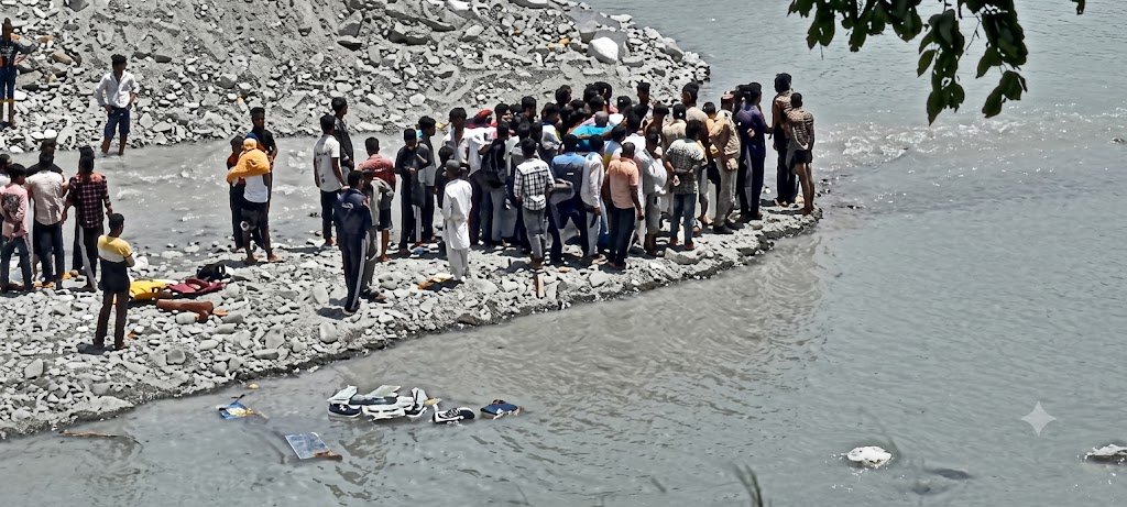 गोला नदी में नहाते समय 12 वर्षीय बालक बहा, पुलिस व स्थानीय लोग तलाश में जुटे गोला नदी में नहाते समय 12 वर्षीय बालक बहा, पुलिस व स्थानीय लोग तलाश में जुटे