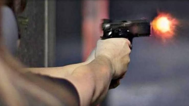 रोडवेज बस अड्डे के पास देर रात हवाई फायरिंग से दहशत, लाइसेंसी पिस्टल समेत तीन युवक गिरफ्तार रोडवेज बस अड्डे के पास देर रात हवाई फायरिंग से दहशत, लाइसेंसी पिस्टल समेत तीन युवक गिरफ्तार