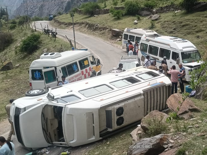 गंगोत्री हाईवे पर तीर्थयात्रियों से भरा टेंपो ट्रैवलर पलटा, ब्रेक फेल होने से टला बड़ा हादसा गंगोत्री हाईवे पर तीर्थयात्रियों से भरा टेंपो ट्रैवलर पलटा, ब्रेक फेल होने से टला बड़ा हादसा