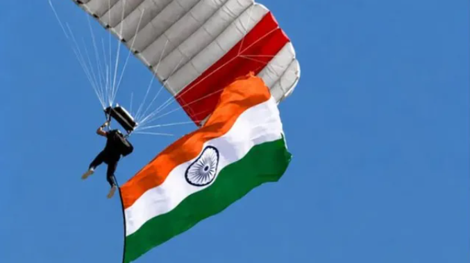 लीबिया में तिरंगा लेकर 13 हजार फीट से कूदे तीन भारतीय, 65 स्काईडाइवर्स ने बनाया गिनीज वर्ल्ड रिकॉर्ड लीबिया में तिरंगा लेकर 13 हजार फीट से कूदे तीन भारतीय, 65 स्काईडाइवर्स ने बनाया गिनीज वर्ल्ड रिकॉर्ड