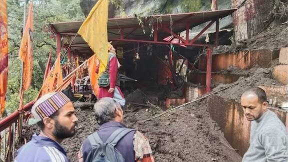 कल्पेश्वर मंदिर के ऊपर भारी भूस्खलन, परिसर और पुजारी कक्ष मलबे में दबे कल्पेश्वर मंदिर के ऊपर भारी भूस्खलन, परिसर और पुजारी कक्ष मलबे में दबे