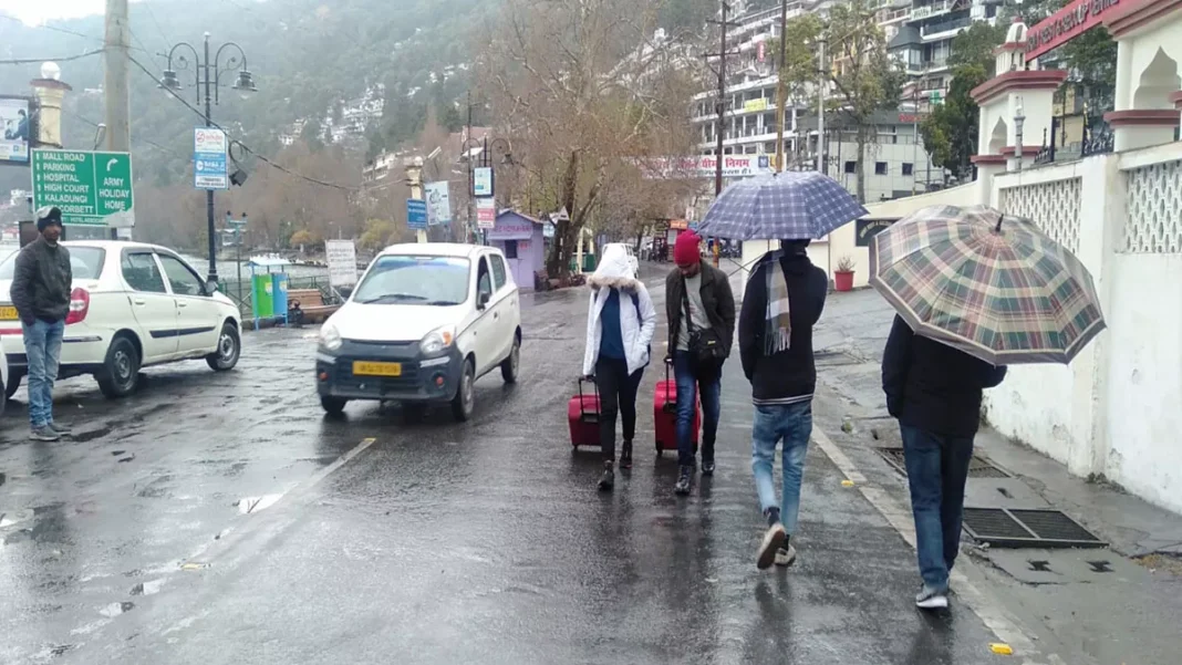 बारिश और भूस्खलन से नैनीताल में जनजीवन प्रभावित, 15 सड़कें बंद बारिश और भूस्खलन से नैनीताल में जनजीवन प्रभावित, 15 सड़कें बंद
