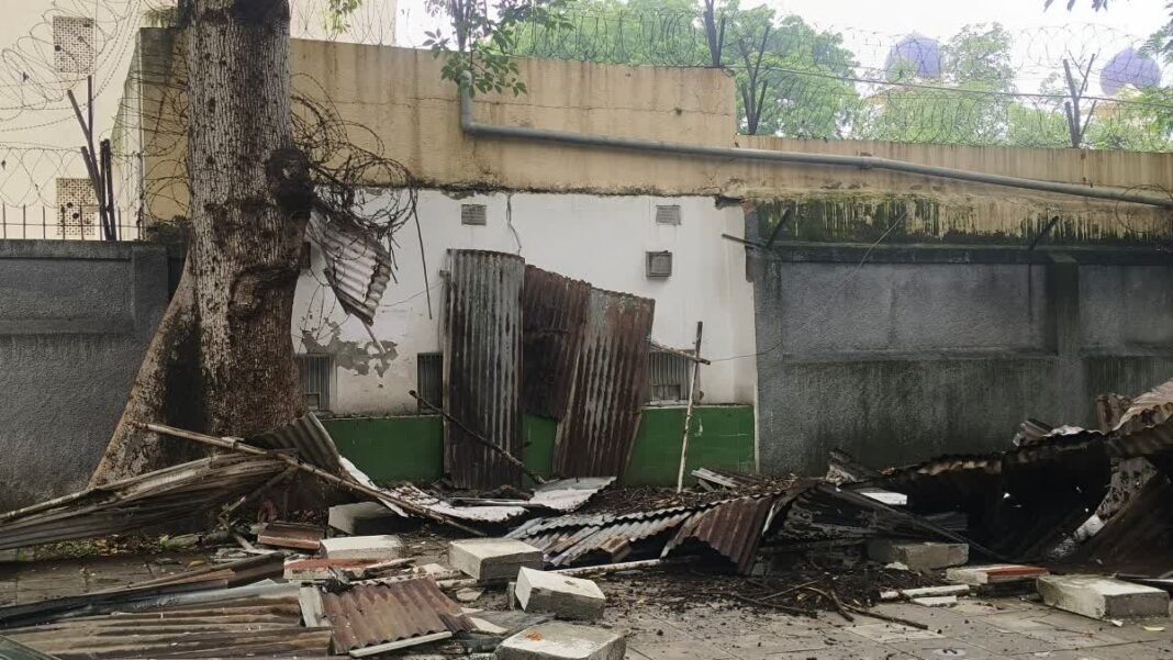 पाकिस्तान हाई कमीशन के बाहर अवैध निर्माण पर चला बुलडोजर पाकिस्तान हाई कमीशन के बाहर अवैध निर्माण पर चला बुलडोजर