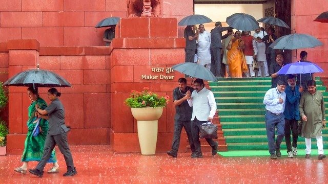 बारिश से बचेंगे सांसद, संसद के मकर द्वार पर बनेगा पोर्च; ओम बिरला ने मांगी योजना बारिश से बचेंगे सांसद, संसद के मकर द्वार पर बनेगा पोर्च; ओम बिरला ने मांगी योजना