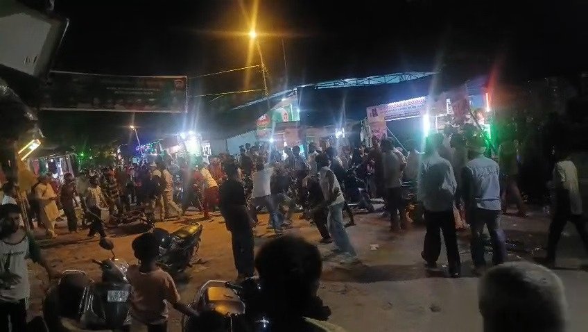 पिरान कलियर उर्स मेले में बवाल, दो पक्षों में चले लाठी-डंडे और धारदार हथियार पिरान कलियर उर्स मेले में बवाल, दो पक्षों में चले लाठी-डंडे और धारदार हथियार