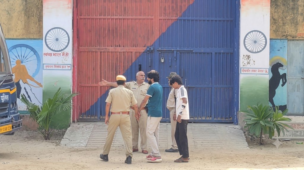 भोजन में प्याज-हरी मिर्च नहीं मिलने पर भड़के कैदी, जेल में छह ने ब्लेड से काटे हाथ भोजन में प्याज-हरी मिर्च नहीं मिलने पर भड़के कैदी, जेल में छह ने ब्लेड से काटे हाथ