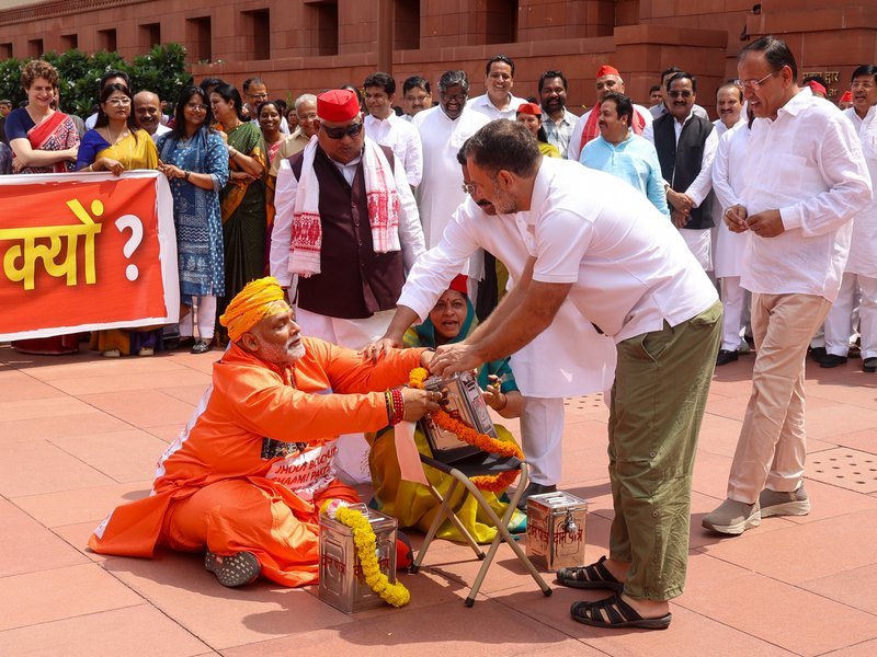 राम मंदिर पर विपक्ष के प्रदर्शन से सियासत गरम, भाजपा ने बताया सनातन आस्था का अपमान राम मंदिर पर विपक्ष के प्रदर्शन से सियासत गरम, भाजपा ने बताया सनातन आस्था का अपमान