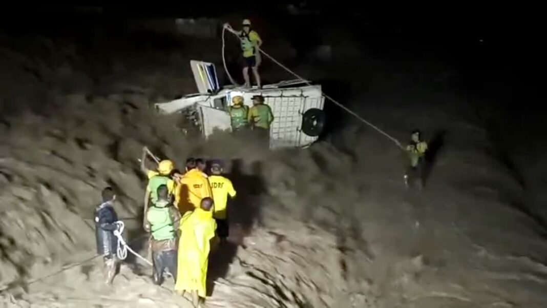 उफनती बीन नदी में पलटा मैक्स वाहन, एसडीआरएफ ने दो लोगों को बचाया उफनती बीन नदी में पलटा मैक्स वाहन, एसडीआरएफ ने दो लोगों को बचाया