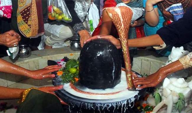 135 साल बाद दुर्लभ संयोगों के बीच सावन शिवरात्रि, शिवालयों में उमड़े श्रद्धालु 135 साल बाद दुर्लभ संयोगों के बीच सावन शिवरात्रि, शिवालयों में उमड़े श्रद्धालु