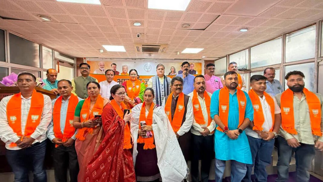 श्रीनगर मेयर आरती भंडारी समेत 10 पार्षद भाजपा में शामिल, लखपत भंडारी ने भी थामा दामन श्रीनगर मेयर आरती भंडारी समेत 10 पार्षद भाजपा में शामिल, लखपत भंडारी ने भी थामा दामन