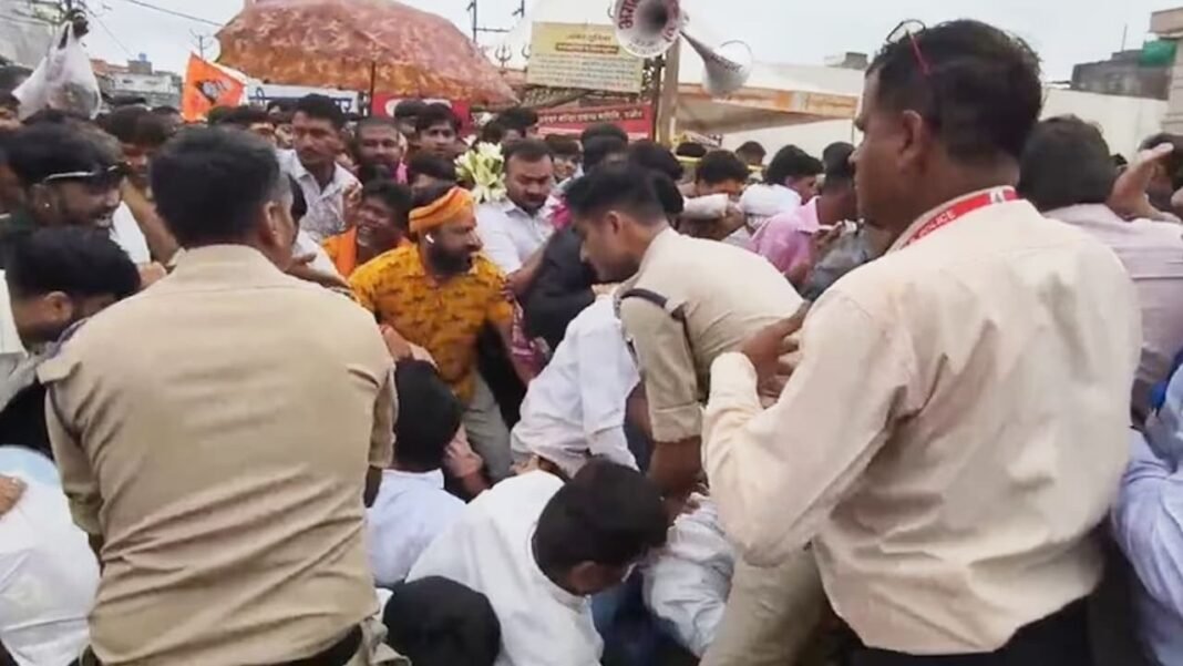 नागचंद्रेश्वर मंदिर में भगदड़ जैसी स्थिति, कई श्रद्धालु घायल नागचंद्रेश्वर मंदिर में भगदड़ जैसी स्थिति, कई श्रद्धालु घायल