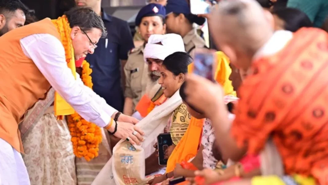 कांवड़ यात्रियों पर हेलिकॉप्टर से हुई पुष्पवर्षा, सीएम धामी ने धोए शिवभक्तों के पैर कांवड़ यात्रियों पर हेलिकॉप्टर से हुई पुष्पवर्षा, सीएम धामी ने धोए शिवभक्तों के पैर