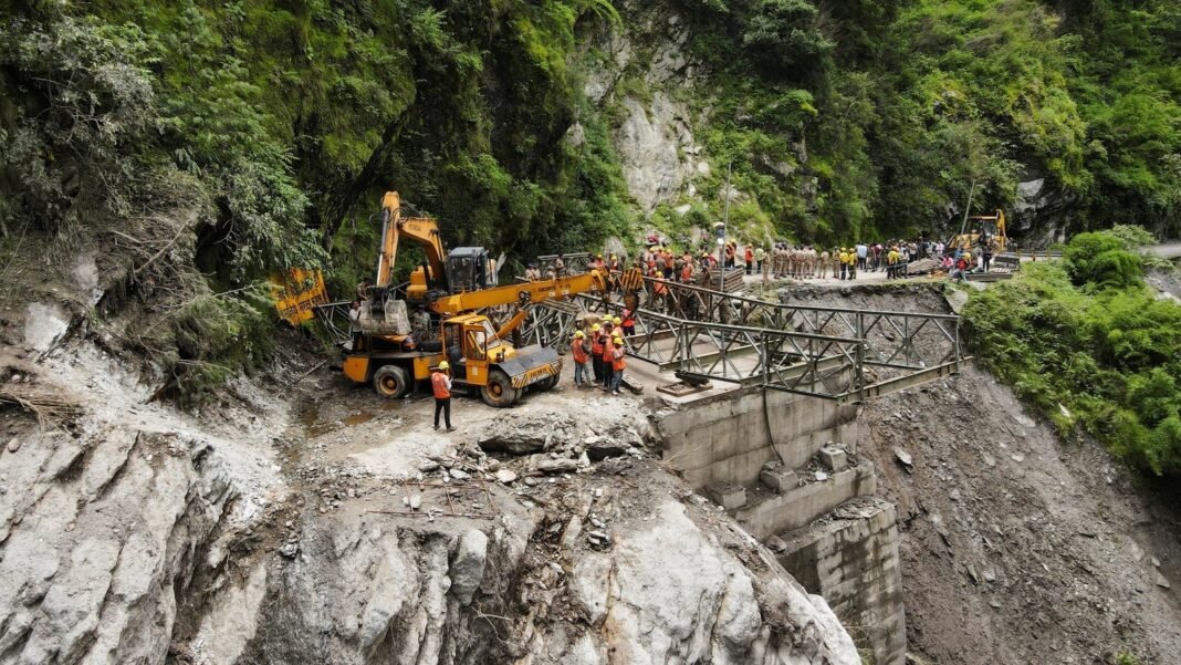 भू-धंसाव से यमुनोत्री धाम समेत 12 गांवों की बिजली गुल, हाईवे भी बंद भू-धंसाव से यमुनोत्री धाम समेत 12 गांवों की बिजली गुल, हाईवे भी बंद