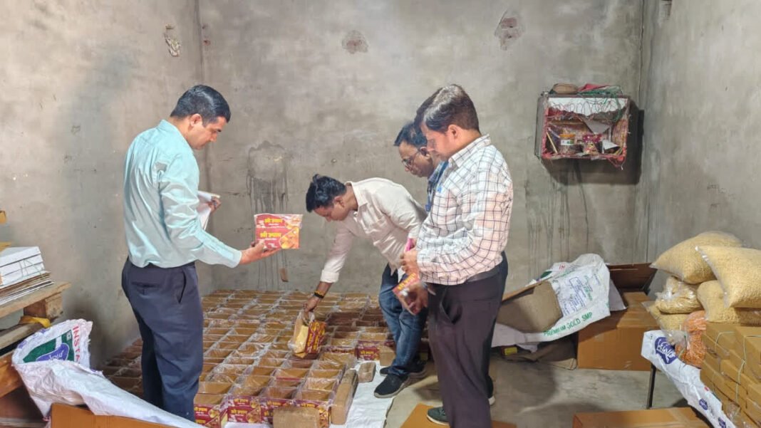 राजस्थान में दिल्ली के घी और पंजाब की मिर्च की बिक्री पर रोक, नौ प्रतिष्ठानों के लाइसेंस निलंबित राजस्थान में दिल्ली के घी और पंजाब की मिर्च की बिक्री पर रोक, नौ प्रतिष्ठानों के लाइसेंस निलंबित