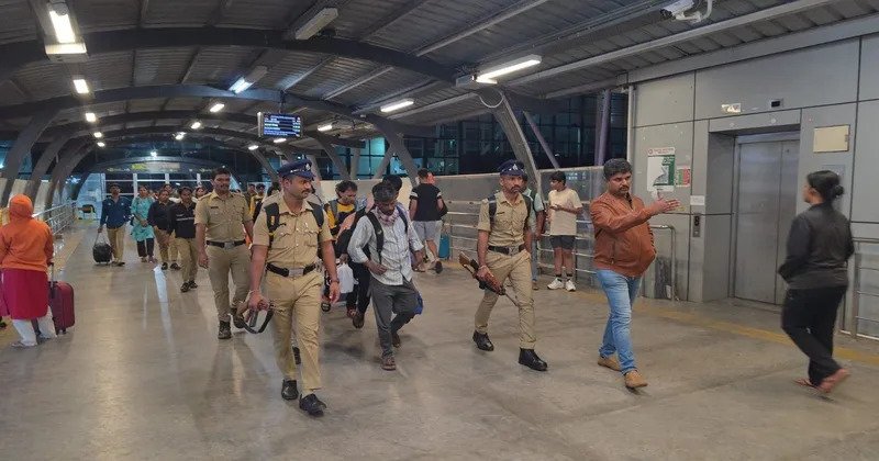 कर्नाटक से 31 बांग्लादेशी नागरिकों को मालदा लाया गया, निर्वासन की प्रक्रिया शुरू कर्नाटक से 31 बांग्लादेशी नागरिकों को मालदा लाया गया, निर्वासन की प्रक्रिया शुरू
