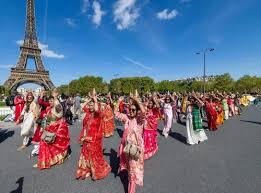BAPS समूह के दौरे पर एफिल टावर में विवाद, महिला कर्मचारियों को कार्यस्थल से हटाने का आरोप BAPS समूह के दौरे पर एफिल टावर में विवाद, महिला कर्मचारियों को कार्यस्थल से हटाने का आरोप