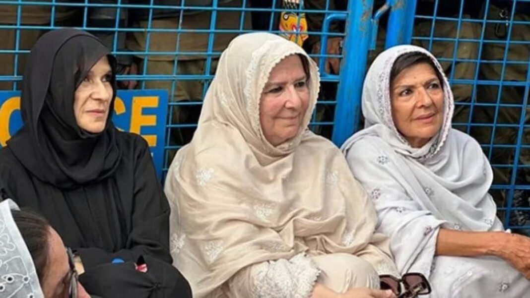 इमरान खान की दो और बहनें गिरफ्तार, PTI के विरोध मार्च से पहले कार्रवाई इमरान खान की दो और बहनें गिरफ्तार, PTI के विरोध मार्च से पहले कार्रवाई