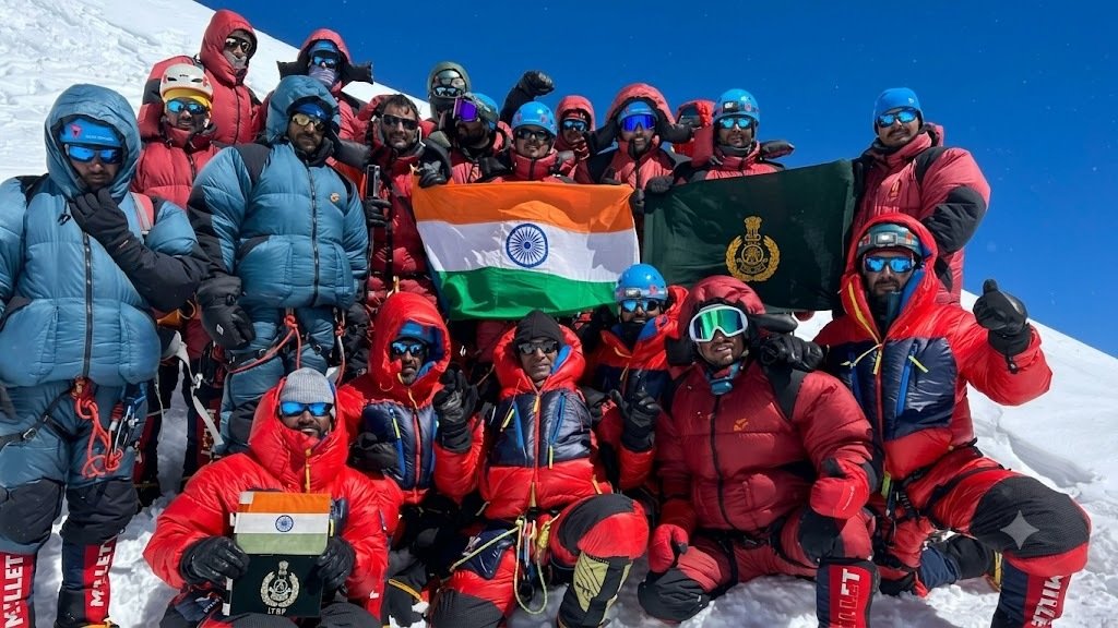 24 हजार फीट की ऊंचाई पर लहराया तिरंगा, ITBP के 23 हिमवीरों ने फतह किया माउंट एबी गामिन 24 हजार फीट की ऊंचाई पर लहराया तिरंगा, ITBP के 23 हिमवीरों ने फतह किया माउंट एबी गामिन