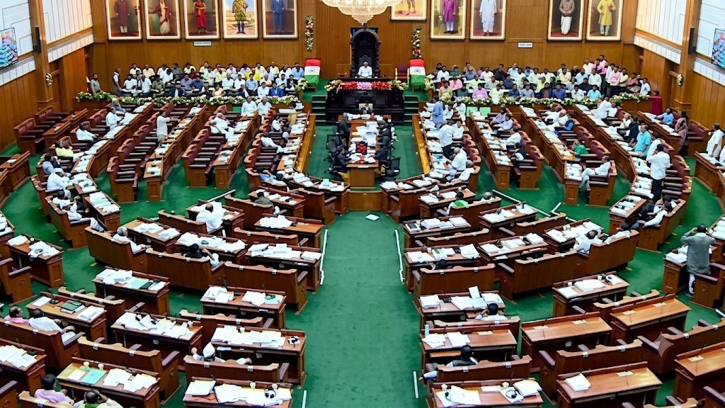 कर्नाटक विधानसभा में वंदे मातरम पर विवाद, दो अंतरों के बाद BJP विधायकों ने पूरा गीत गाया कर्नाटक विधानसभा में वंदे मातरम पर विवाद, दो अंतरों के बाद BJP विधायकों ने पूरा गीत गाया