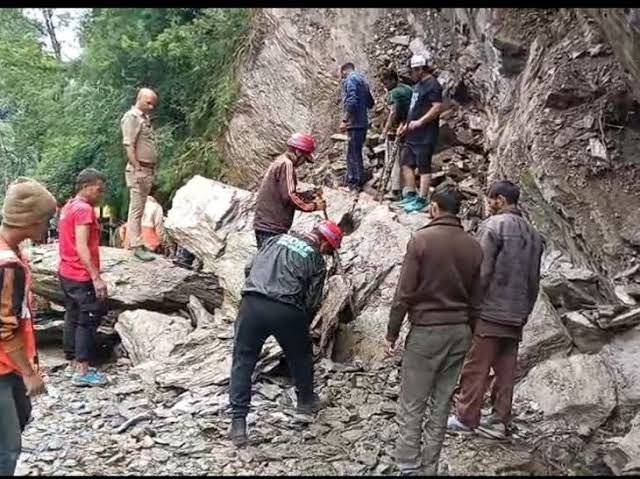 केदारनाथ पैदल मार्ग पर पत्थर गिरने से महिला तीर्थयात्री की मौत, तीन घंटे रुकी यात्रा केदारनाथ पैदल मार्ग पर पत्थर गिरने से महिला तीर्थयात्री की मौत, तीन घंटे रुकी यात्रा