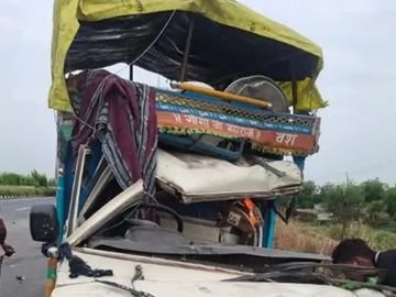 KMP एक्सप्रेसवे पर भीषण हादसा, पिकअप और ट्रक की टक्कर में पांच की मौत, 16 घायल KMP एक्सप्रेसवे पर भीषण हादसा, पिकअप और ट्रक की टक्कर में पांच की मौत, 16 घायल