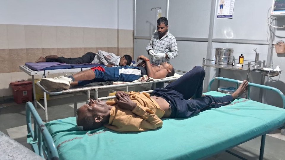 KMP एक्सप्रेसवे पर भीषण हादसा, ट्रक से टकराई मजदूरों से भरी ईको; तीन की मौत, नौ घायल KMP एक्सप्रेसवे पर भीषण हादसा, ट्रक से टकराई मजदूरों से भरी ईको; तीन की मौत, नौ घायल