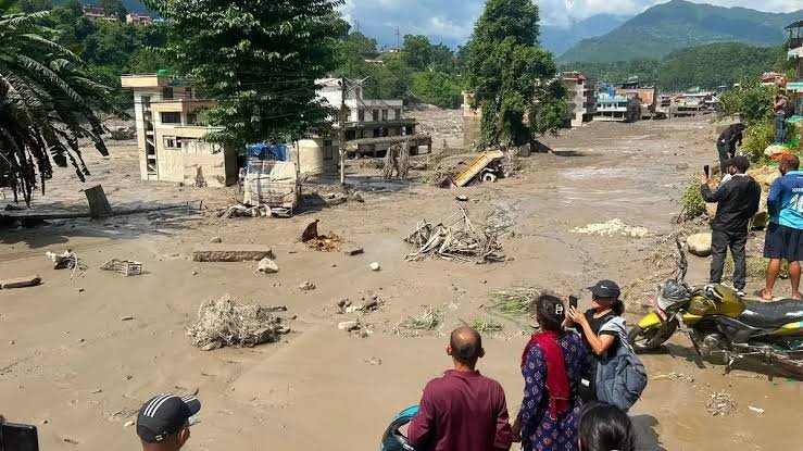 नेपाल बाढ़ त्रासदी: चार हजार से अधिक लोग लापता, अपनों की तलाश में भटक रहे बेबस परिवार नेपाल बाढ़ त्रासदी: चार हजार से अधिक लोग लापता, अपनों की तलाश में भटक रहे बेबस परिवार