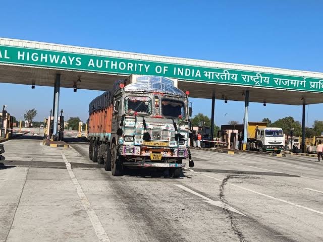 NHAI टोल वसूली में फर्जीवाड़े का आरोप, ED ने सात राज्यों में 14 ठिकानों पर मारे छापे NHAI टोल वसूली में फर्जीवाड़े का आरोप, ED ने सात राज्यों में 14 ठिकानों पर मारे छापे